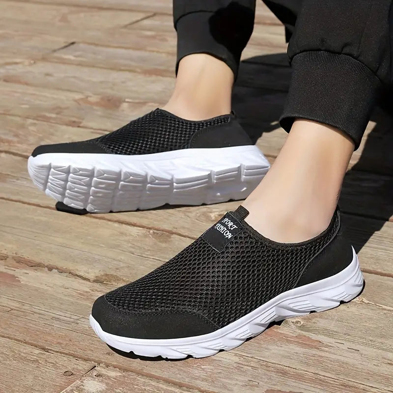 "Baskets respirantes homme sans lacets, maille grise, semelle flexible, style moderne et confort optimal au quotidien."