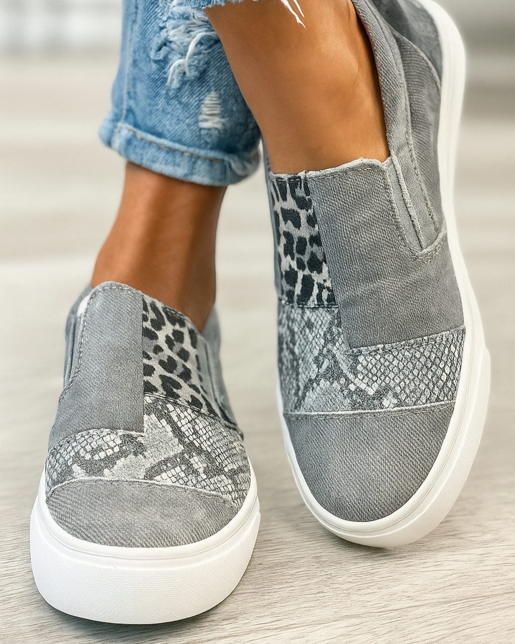 Baskets slip-on femmes, imprimés audacieux léopard, python et camouflage, confort optimal, facile à enfiler.