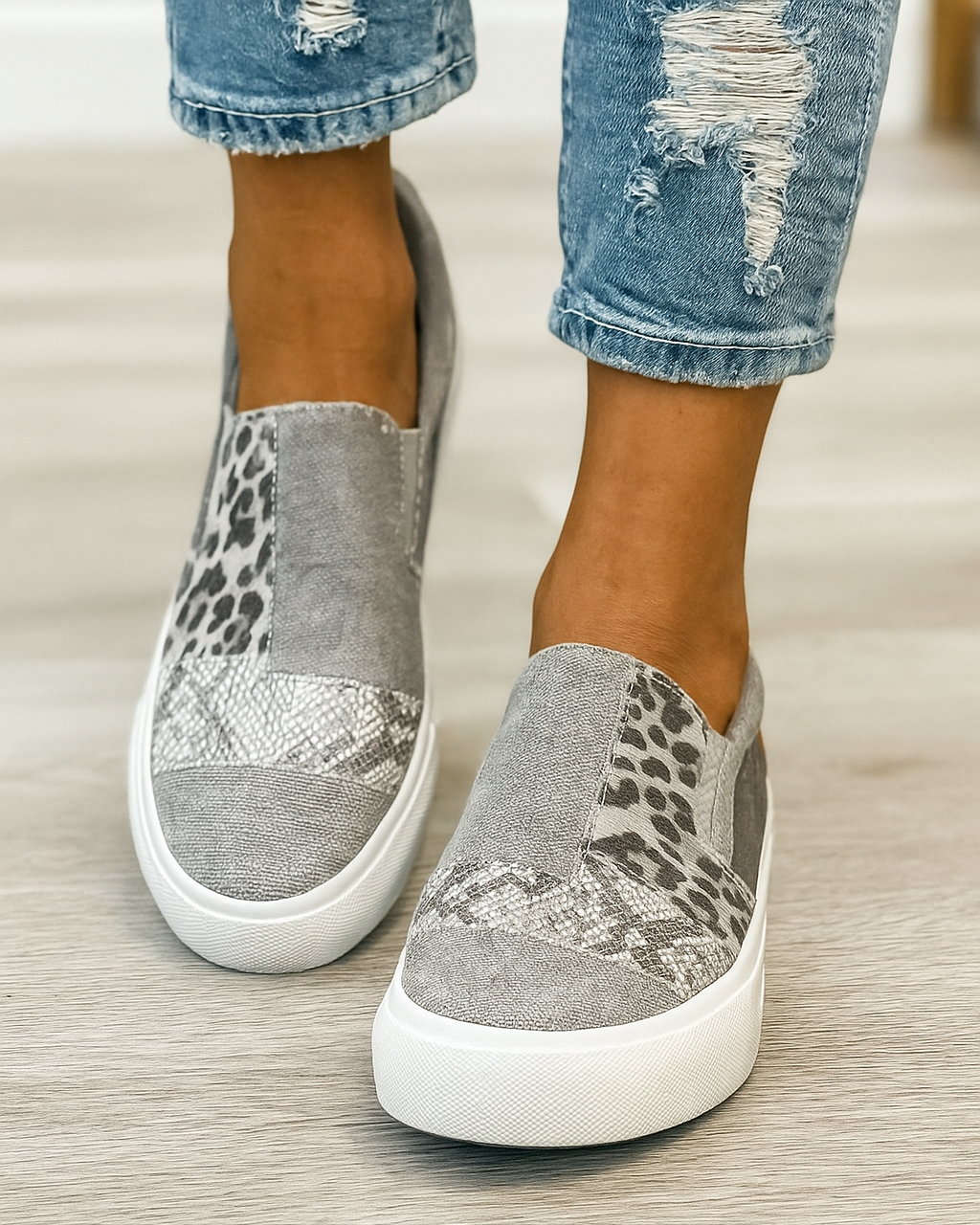 Baskets slip-on femmes, imprimés audacieux léopard, python et camouflage, confort optimal, facile à enfiler.