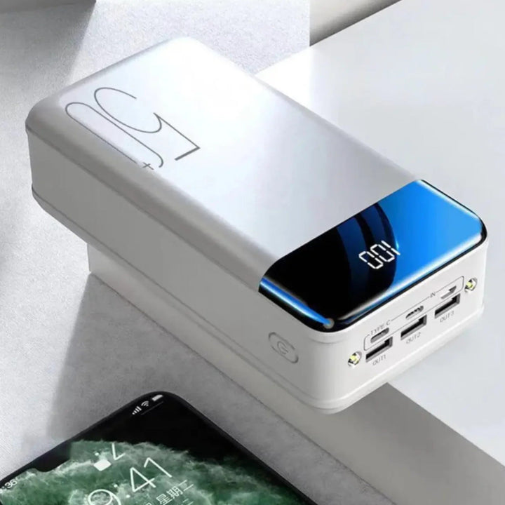 "Batterie externe 100.000mAh noire, design compact, haute capacité, chargement ultra-rapide, pour smartphones et ordinateurs.