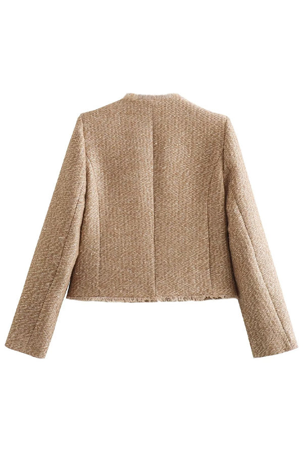 "Blazer beige pour femme, col rond et boutons subtils, idéale pour un style élégant et professionnel"