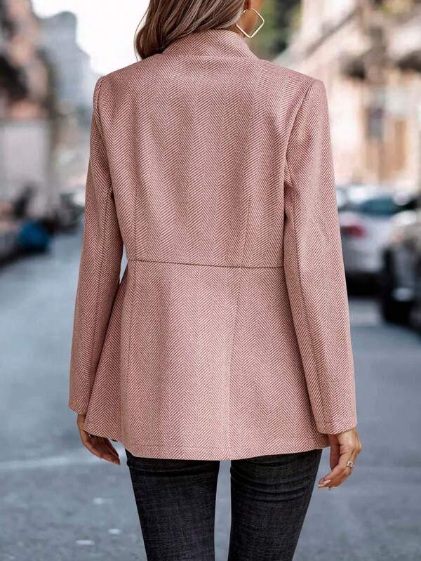 Blazer cintré rose femme, manches longues, design élégant et moderne, parfait pour un look chic et polyvalent.