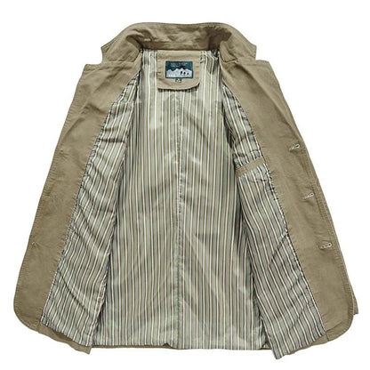 Blazer Clarence pour homme, léger et décontracté, coupe ajustée, tissu respirant, élégance moderne sur fond neutre.