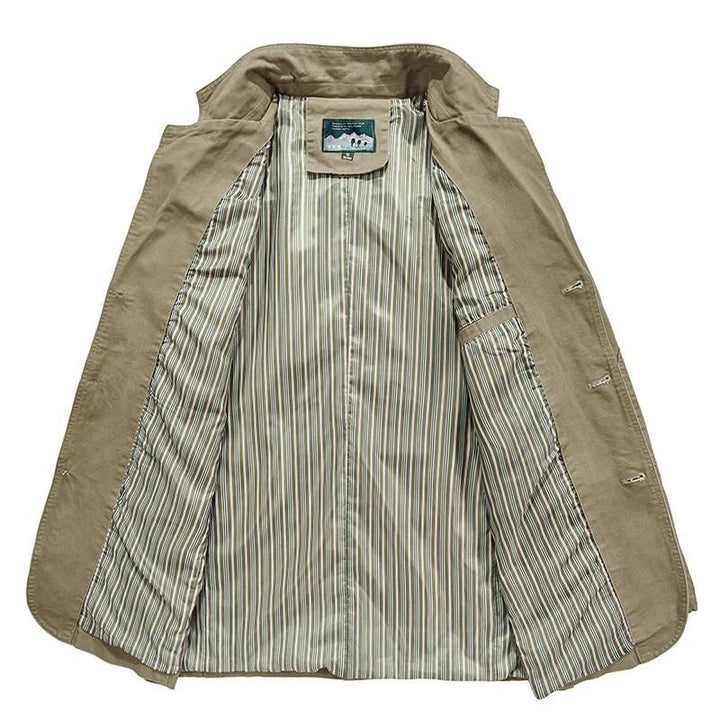 Blazer Clarence pour homme, léger et décontracté, coupe ajustée, tissu respirant, élégance moderne sur fond neutre.