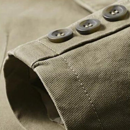 Blazer Clarence pour homme, léger et décontracté, coupe ajustée, tissu respirant, élégance moderne sur fond neutre.