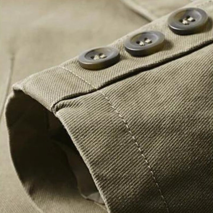 Blazer Clarence pour homme, léger et décontracté, coupe ajustée, tissu respirant, élégance moderne sur fond neutre.