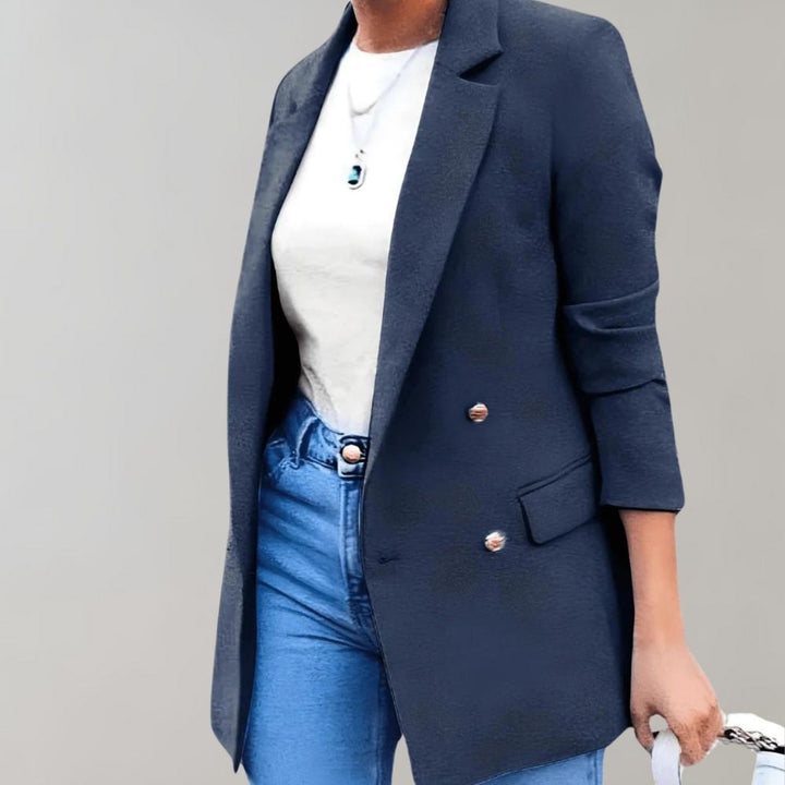 "Blazer élégant femme gris, coupe raffinée, parfait pour bureau ou dîner, confort optimal et style polyvalent."