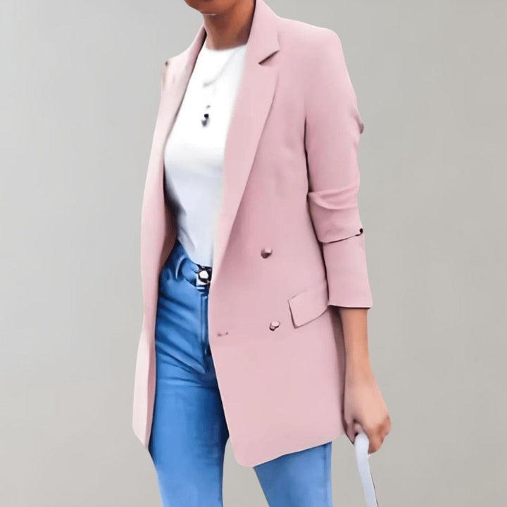 "Blazer élégant femme gris, coupe raffinée, parfait pour bureau ou dîner, confort optimal et style polyvalent."