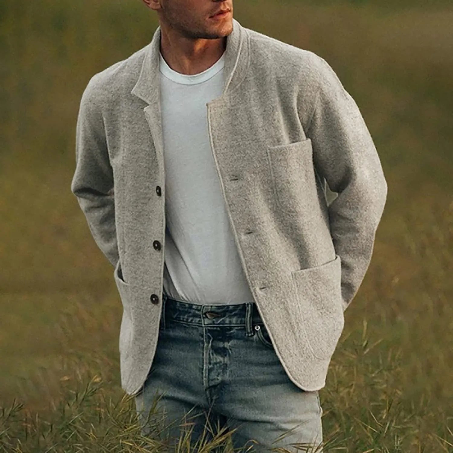 Blazer élégant homme avec poches multiples, coupe chic et moderne, couleur neutre, parfait pour toutes occasions.
