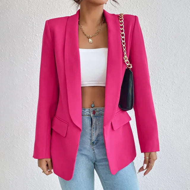 Blazer élégant pour femme, coupe ajustée, lignes classiques, matière douce, parfait pour occasions professionnelles.