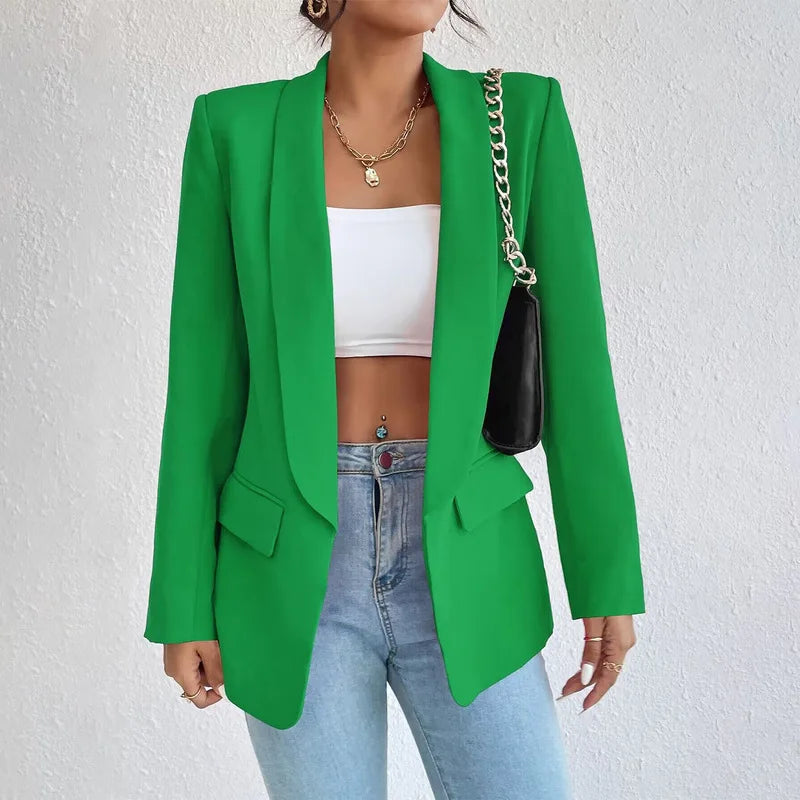 Blazer élégant pour femme, coupe ajustée, lignes classiques, matière douce, parfait pour occasions professionnelles.