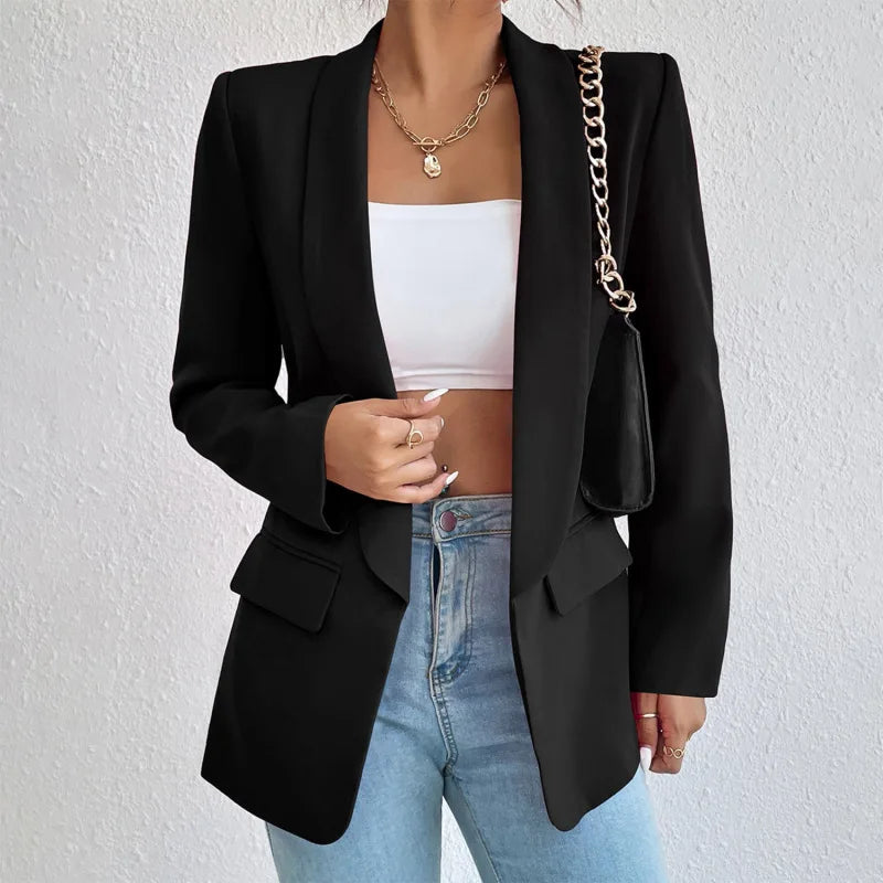 Blazer élégant pour femme, coupe ajustée, lignes classiques, matière douce, parfait pour occasions professionnelles.