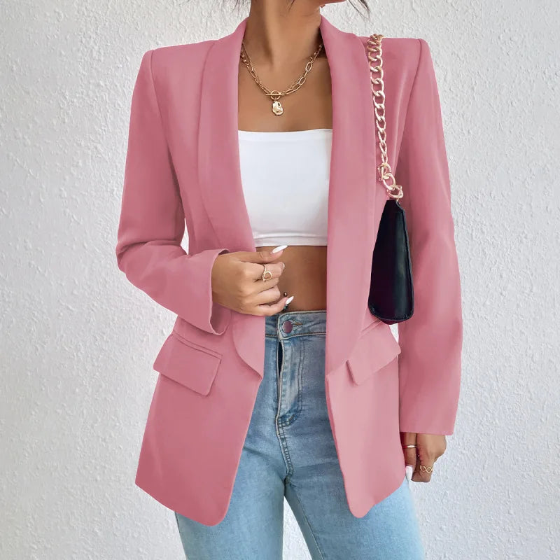 Blazer élégant pour femme, coupe ajustée, lignes classiques, matière douce, parfait pour occasions professionnelles.
