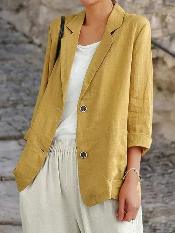 "Blazer en lin bleu pour femme, léger et élégant, coupe fluide, parfait pour une allure chic et décontractée."