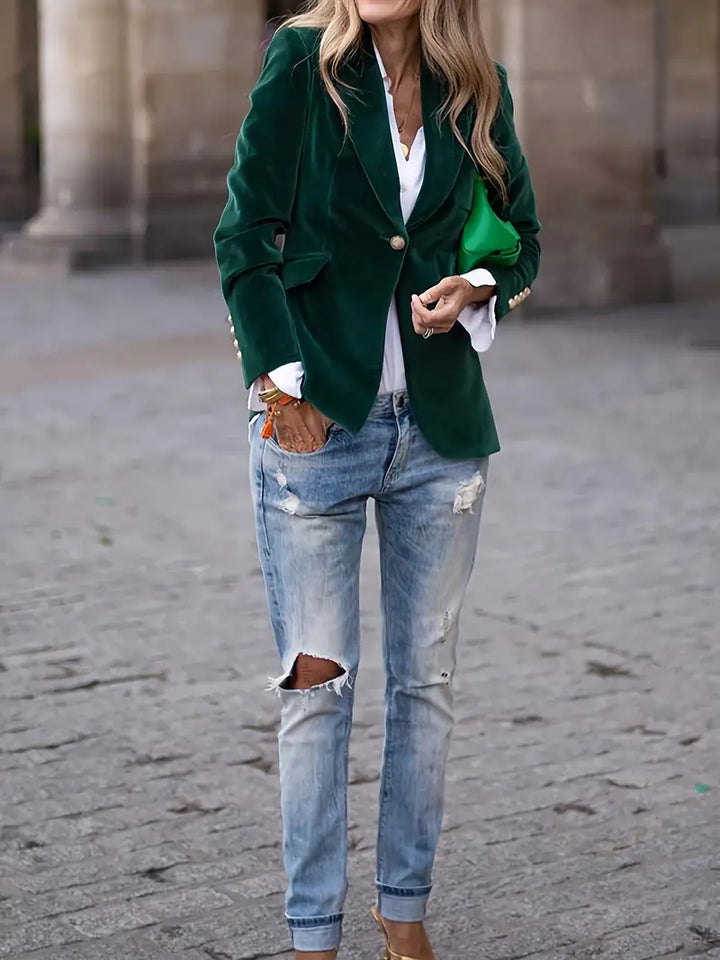 Blazer en velours élégant pour femmes, coupe flatteuse et tissu doux, présenté sur mannequin, idéal pour style raffiné.