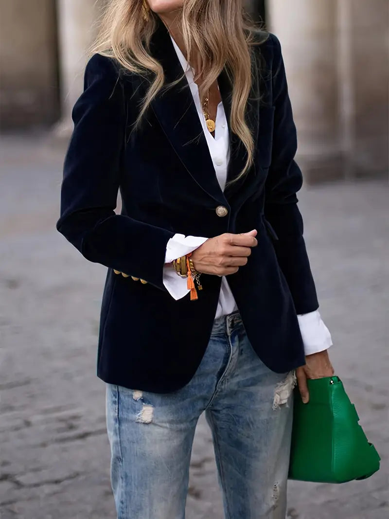 Blazer en velours élégant pour femmes, coupe flatteuse et tissu doux, présenté sur mannequin, idéal pour style raffiné.