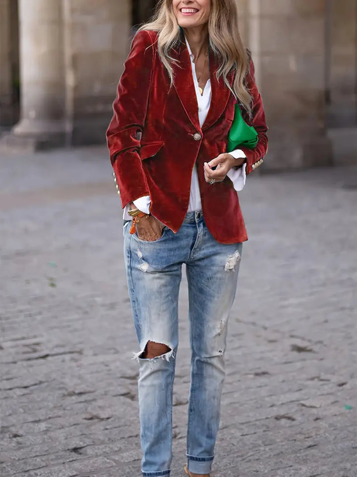 Blazer en velours élégant pour femmes, coupe flatteuse et tissu doux, présenté sur mannequin, idéal pour style raffiné.