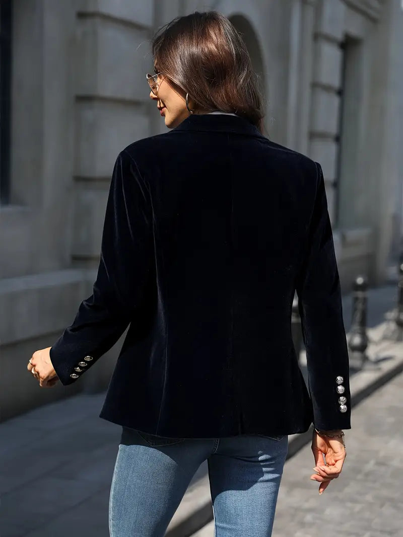 Blazer en velours élégant pour femmes, coupe flatteuse et tissu doux, présenté sur mannequin, idéal pour style raffiné.