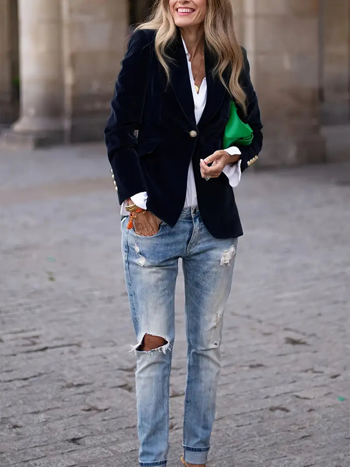 Blazer en velours élégant pour femmes, coupe flatteuse et tissu doux, présenté sur mannequin, idéal pour style raffiné.