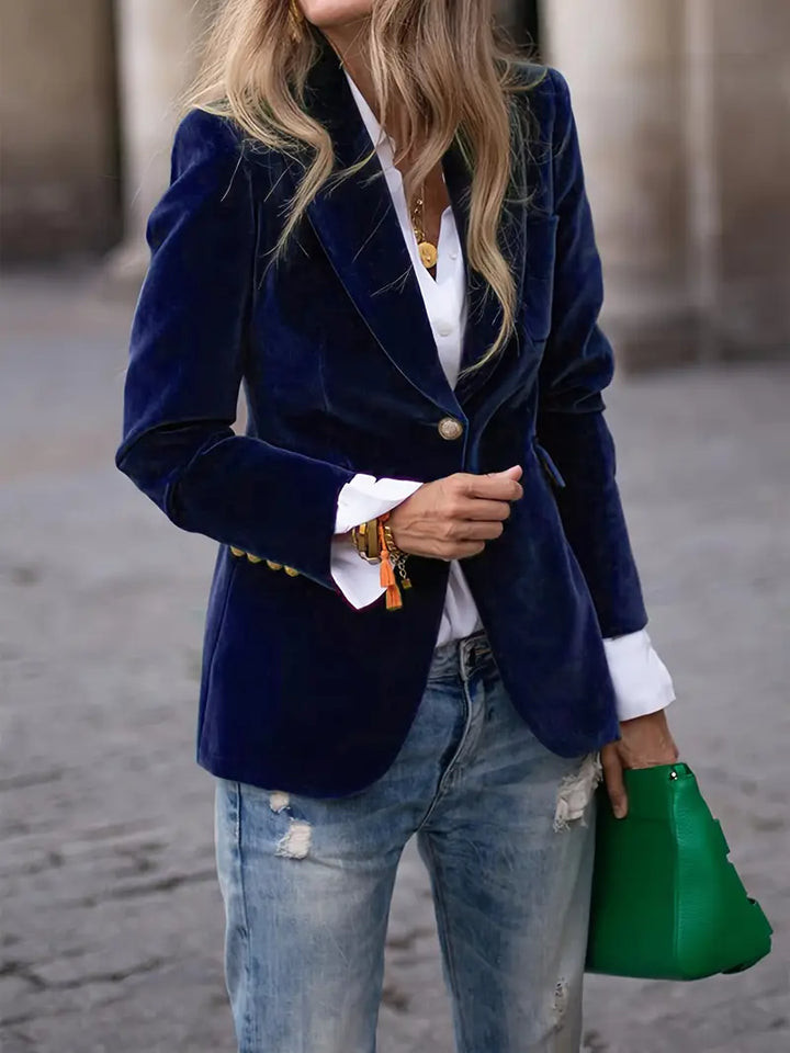 Blazer en velours élégant pour femmes, coupe flatteuse et tissu doux, présenté sur mannequin, idéal pour style raffiné.