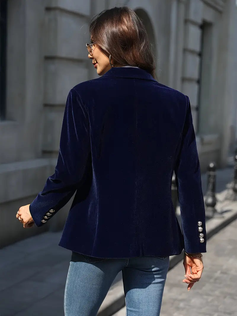 Blazer en velours élégant pour femmes, coupe flatteuse et tissu doux, présenté sur mannequin, idéal pour style raffiné.
