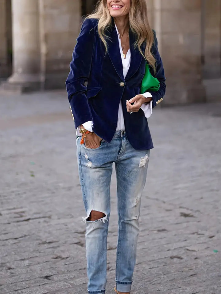Blazer en velours élégant pour femmes, coupe flatteuse et tissu doux, présenté sur mannequin, idéal pour style raffiné.