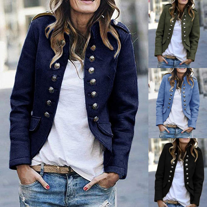 Blazer femme élégant avec col montant, coupe sur mesure, chic et moderne, idéal pour un look tendance et raffiné.