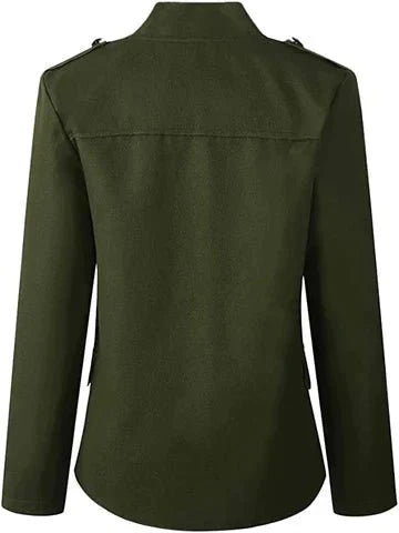 Blazer femme élégant avec col montant, coupe sur mesure, chic et moderne, idéal pour un look tendance et raffiné.