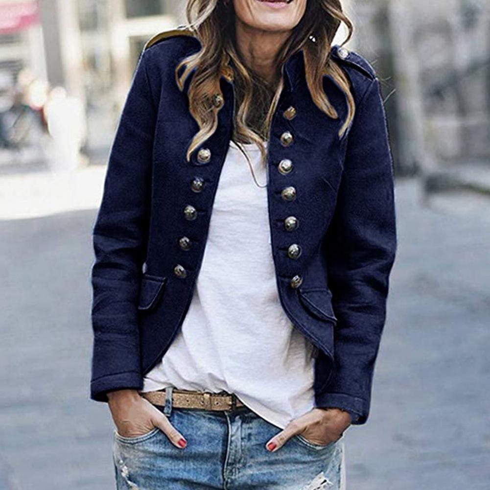 Blazer femme élégant avec col montant, coupe sur mesure, chic et moderne, idéal pour un look tendance et raffiné.