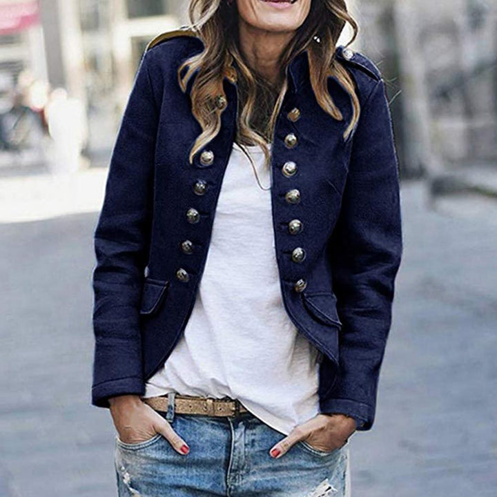 Blazer femme élégant avec col montant, coupe sur mesure, chic et moderne, idéal pour un look tendance et raffiné.