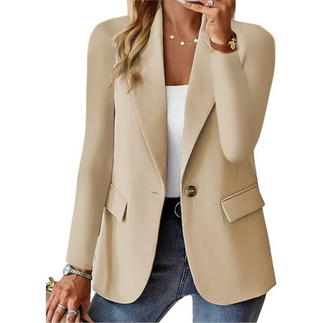 "Blazer femme élégant vue frontale, coupe ajustée, boutons sophistiqués, idéal pour allure professionnelle ou décontractée."
