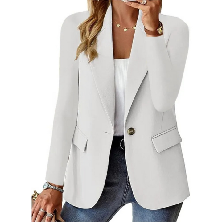 "Blazer femme élégant vue frontale, coupe ajustée, boutons sophistiqués, idéal pour allure professionnelle ou décontractée."