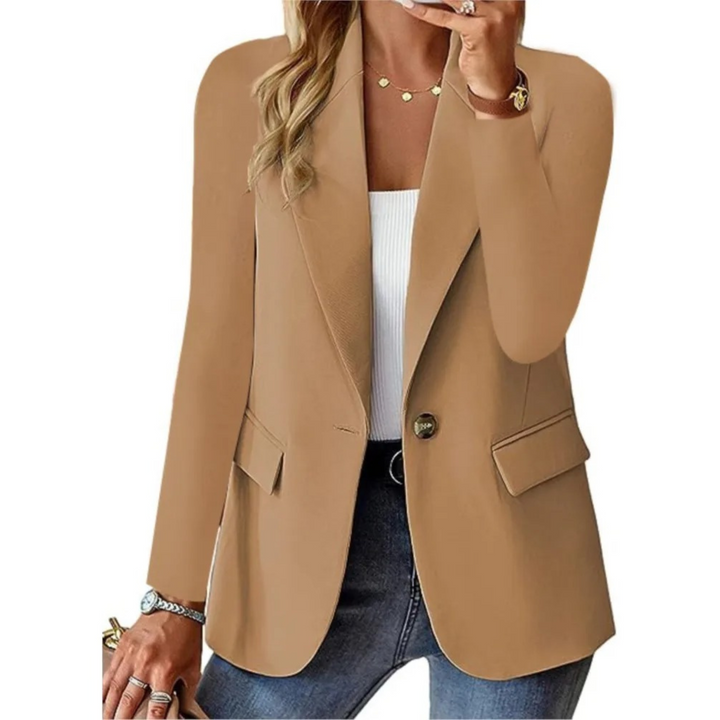 "Blazer femme élégant vue frontale, coupe ajustée, boutons sophistiqués, idéal pour allure professionnelle ou décontractée."