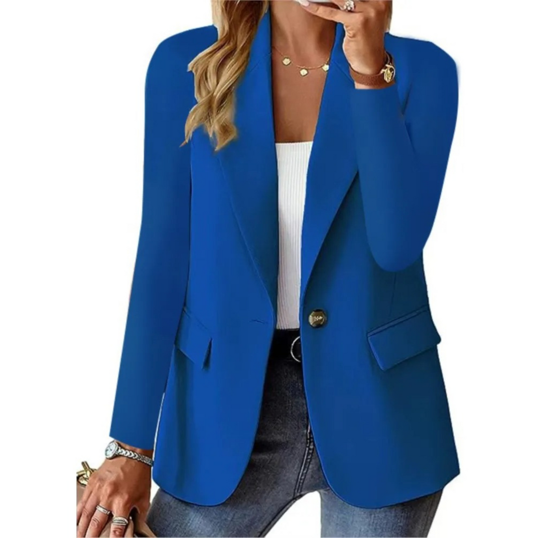 "Blazer femme élégant vue frontale, coupe ajustée, boutons sophistiqués, idéal pour allure professionnelle ou décontractée."