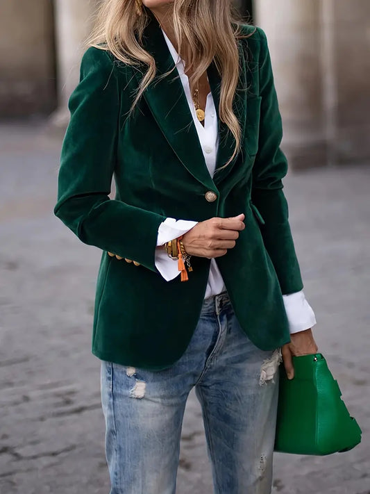 "Blazer femme en velours doux, coupe cintrée, boutonnage simple, élégance classique, idéal pour toutes occasions."
