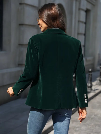 "Blazer femme en velours doux, coupe cintrée, boutonnage simple, élégance classique, idéal pour toutes occasions."