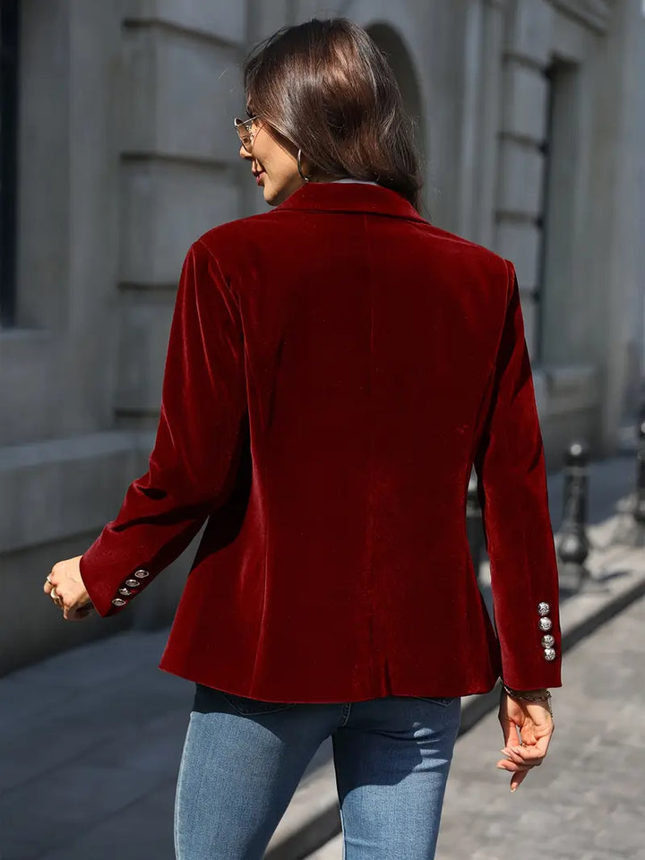 "Blazer femme en velours doux, coupe cintrée, boutonnage simple, élégance classique, idéal pour toutes occasions."