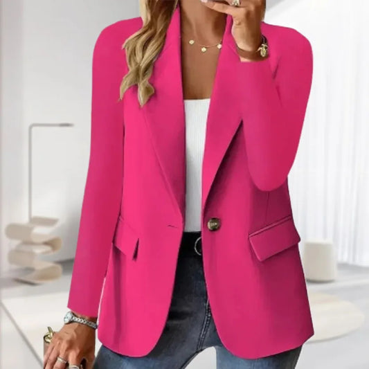 "Blazer long élégant femme face, coupe ajustée, lignes épurées, style moderne, multiples couleurs disponibles."