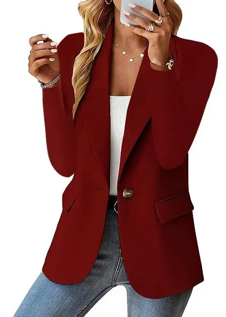 "Blazer long élégant femme face, coupe ajustée, lignes épurées, style moderne, multiples couleurs disponibles."