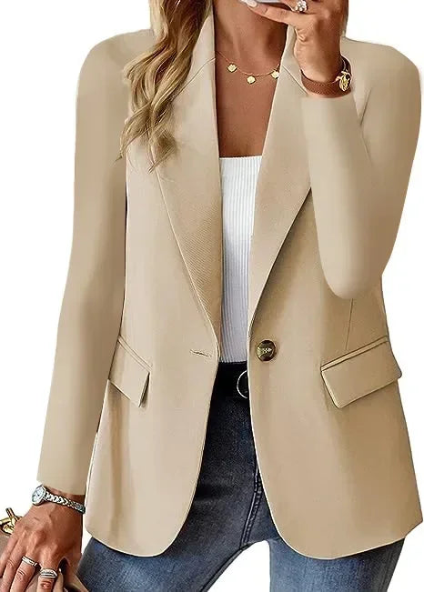 "Blazer long élégant femme face, coupe ajustée, lignes épurées, style moderne, multiples couleurs disponibles."