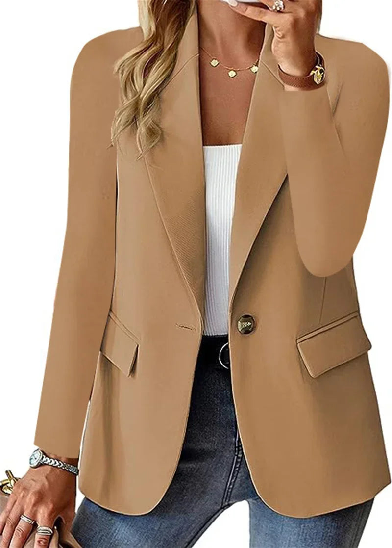"Blazer long élégant femme face, coupe ajustée, lignes épurées, style moderne, multiples couleurs disponibles."