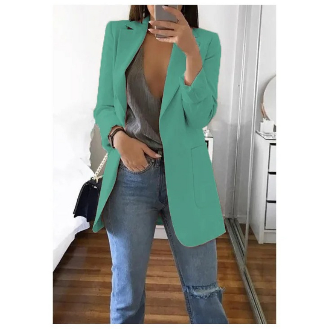 "Blazer long femme élégant bleu, coupe flatteuse, tissu doux, choix polyvalent pour occasions professionnelles ou décontracté