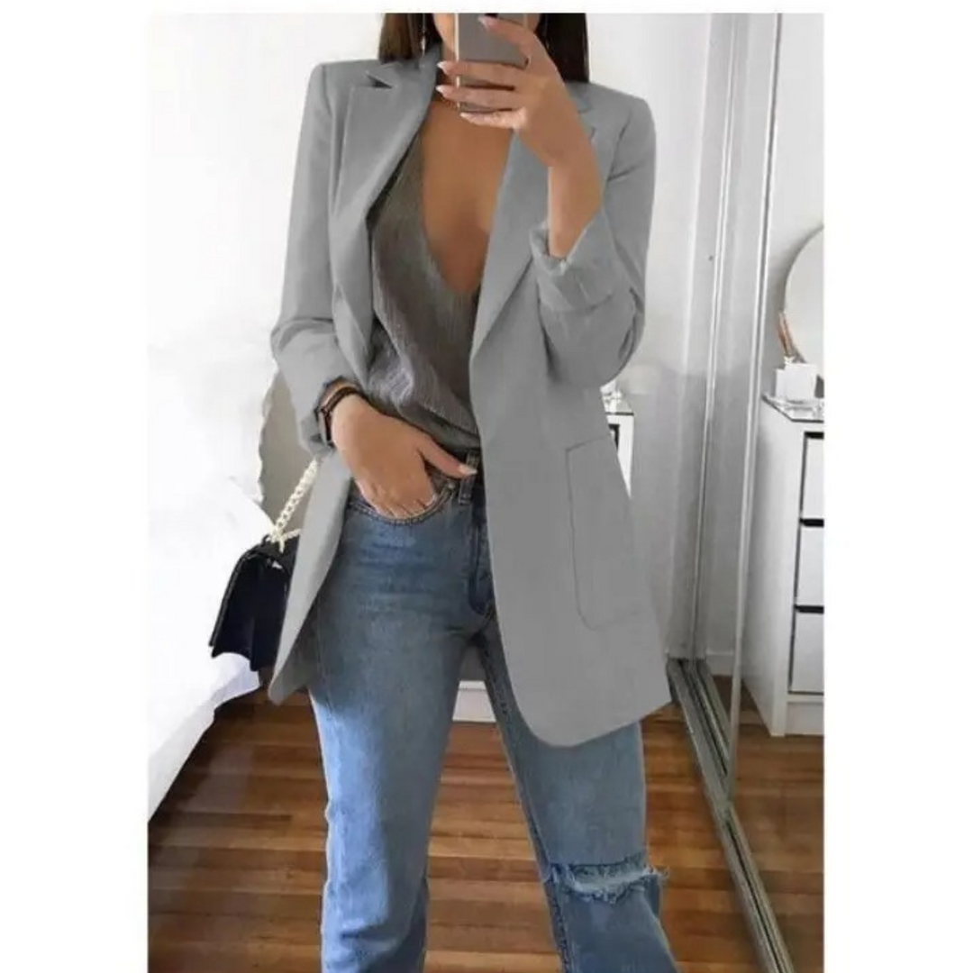 "Blazer long femme élégant bleu, coupe flatteuse, tissu doux, choix polyvalent pour occasions professionnelles ou décontracté