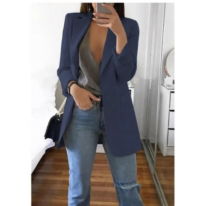 "Blazer long femme élégant bleu, coupe flatteuse, tissu doux, choix polyvalent pour occasions professionnelles ou décontracté