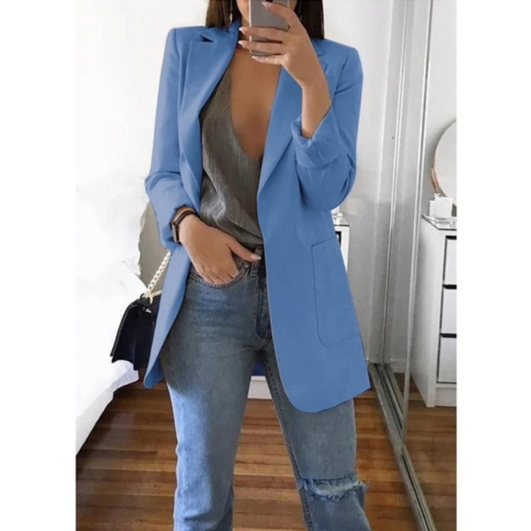 "Blazer long femme élégant bleu, coupe flatteuse, tissu doux, choix polyvalent pour occasions professionnelles ou décontracté
