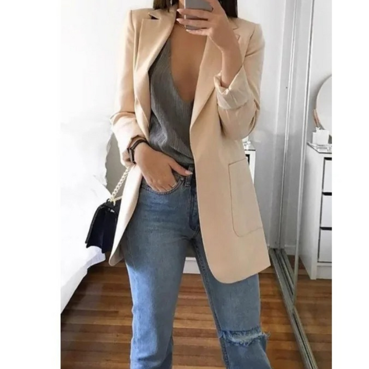 "Blazer long femme élégant bleu, coupe flatteuse, tissu doux, choix polyvalent pour occasions professionnelles ou décontracté