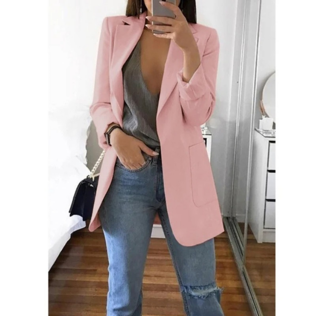 "Blazer long femme élégant bleu, coupe flatteuse, tissu doux, choix polyvalent pour occasions professionnelles ou décontracté