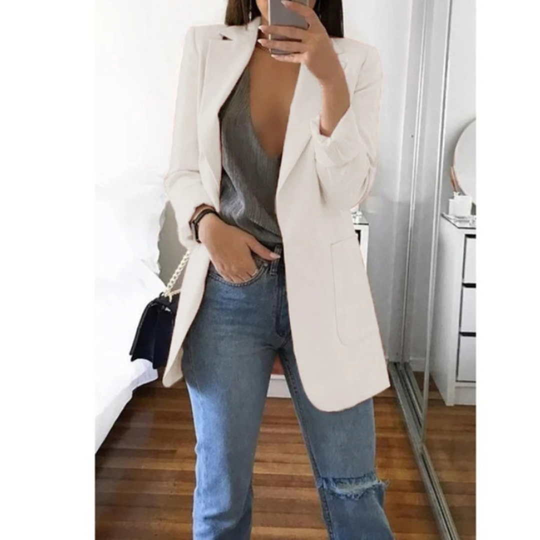 "Blazer long femme élégant bleu, coupe flatteuse, tissu doux, choix polyvalent pour occasions professionnelles ou décontracté