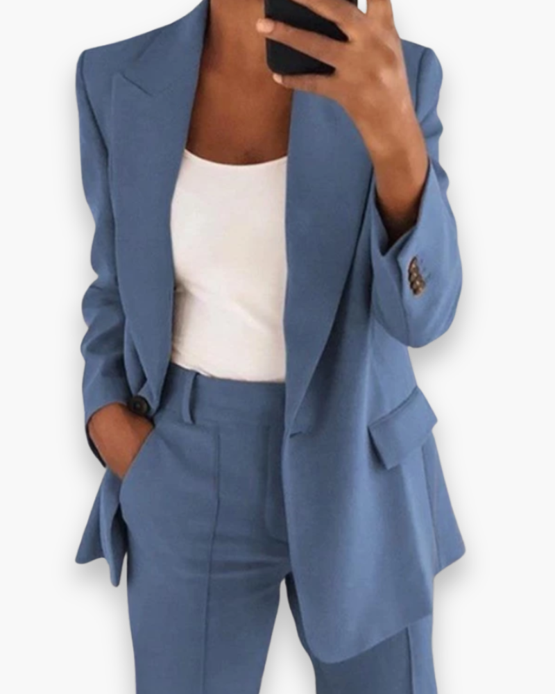 "Blazer structuré beige et pantalon, coupe soignée, ensemble élégant pour femme, idéal pour travail ou événements formels."