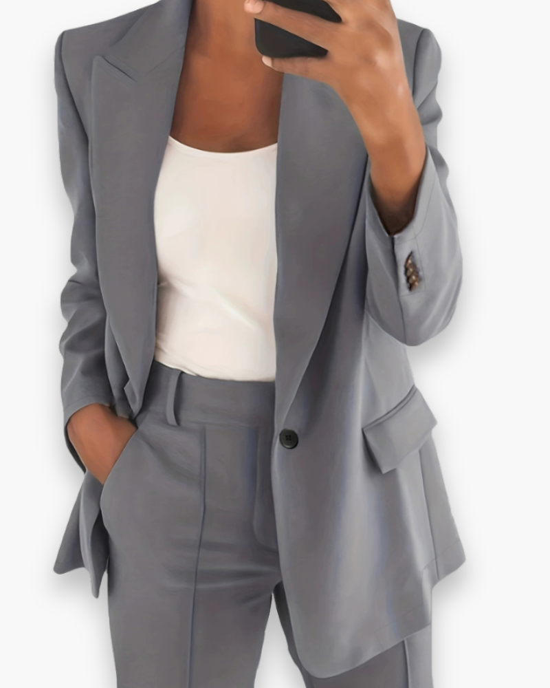 "Blazer structuré beige et pantalon, coupe soignée, ensemble élégant pour femme, idéal pour travail ou événements formels."